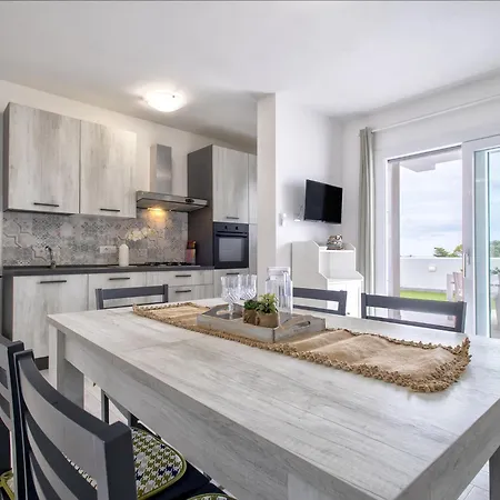 La Terrazza Sulla Piscina By Interhome شقة